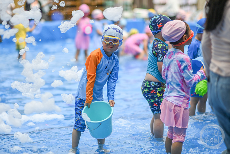 校园"泼水节" 快乐迎"六一"