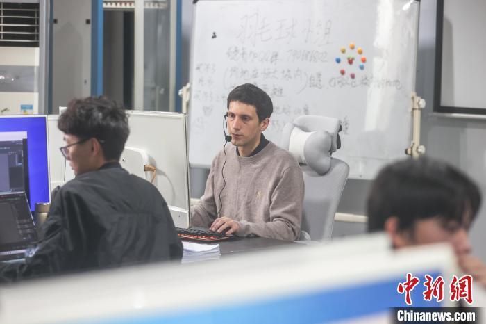 在南昌十余年的法国教师alex:见证中国发展 冀教好每位学生_腾讯新闻