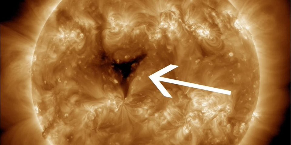 正對地球噴太陽風太陽表面出現巨大日冕洞寬497萬英里