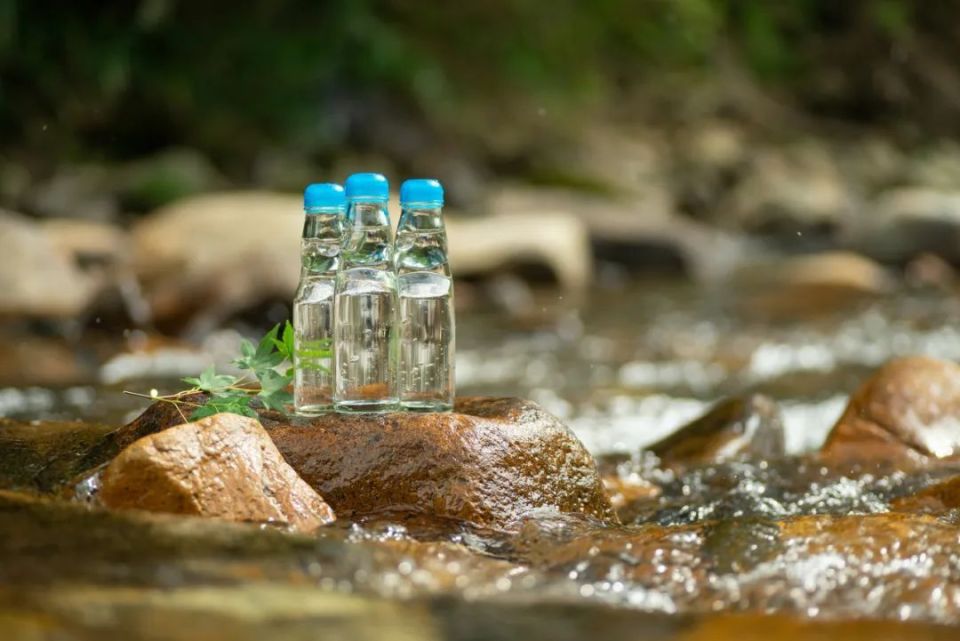 喝水也有讲究！纯净水、矿泉水和天然水，有啥区别？你选对了吗？_腾讯新闻