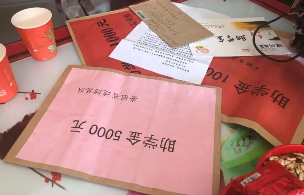 受助对象何丽亚家中保存的助学金信封和往来信件2019年,女警王雪作为