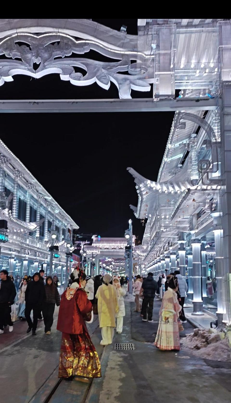 万岁山雪夜秒变广寒宫，大批游客打卡“银丝古建”，景区：属新开发区域_腾讯新闻