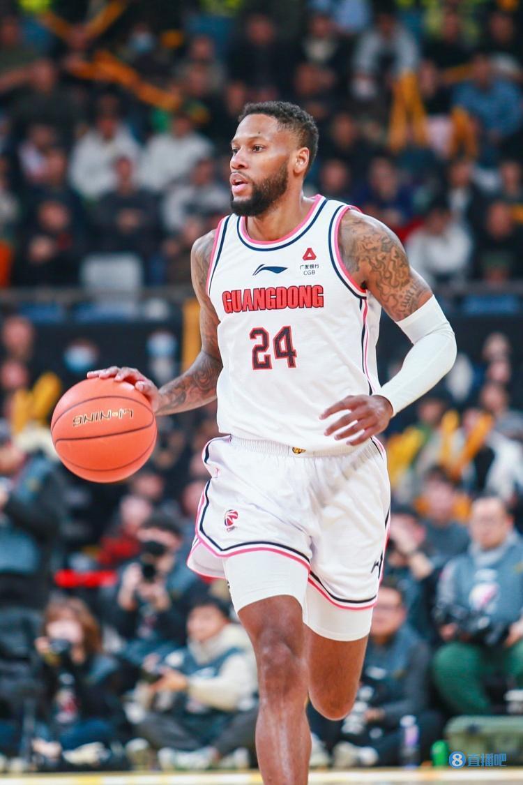 顶替沃特斯威姆斯首节7分钟6中5高效拿到10分