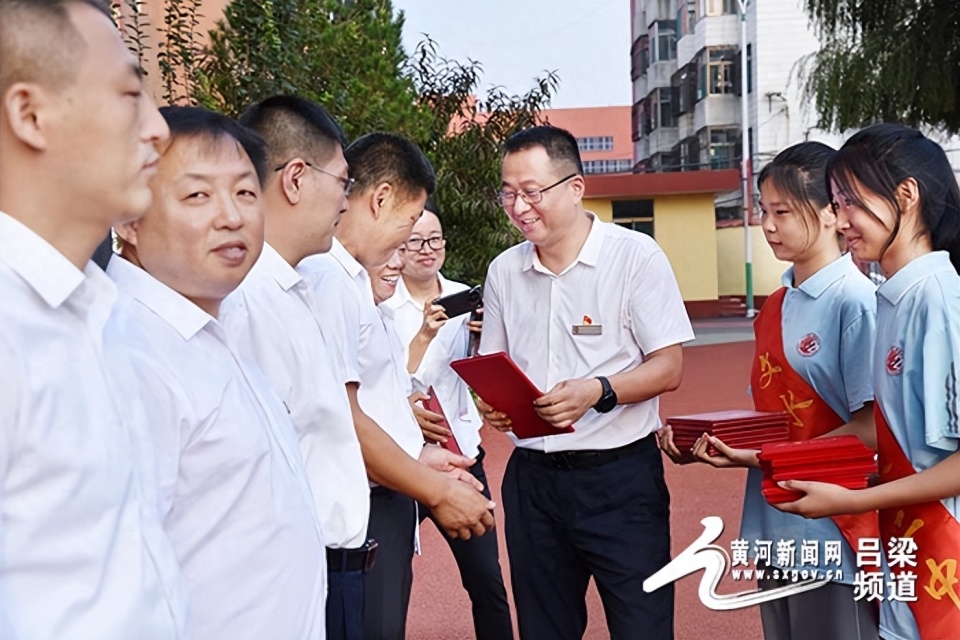 学校党支部书记,校长高华元激情洋溢地讲话指出,今年恰逢文水二中恢复