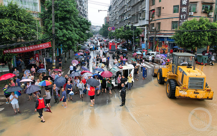 垫江县澄溪镇,政府工作人员及时疏散群众