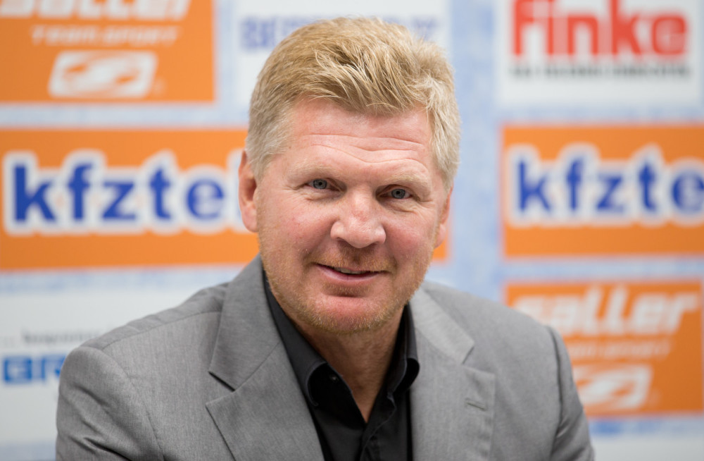 埃芬博格:卡恩只在推特批评球队不够有激情,之前他可怒捶过栏杆_腾讯