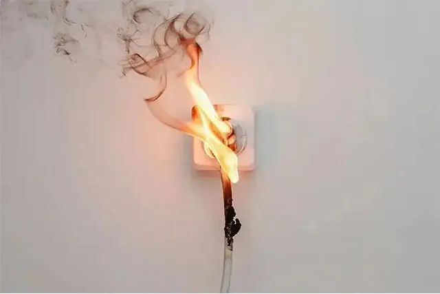 如只发现电器打火冒烟,断电后,火即自行熄灭;如果是导线电器的绝缘