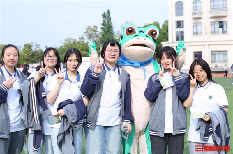 你愿意给"呱呱"一个拥抱吗?同升湖学校趣味迎"心"