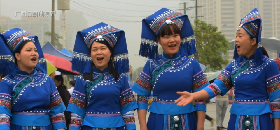 贵港三月三开幕,尽管天空飘着雨,但壮族美女依然热情似火!_腾讯新闻