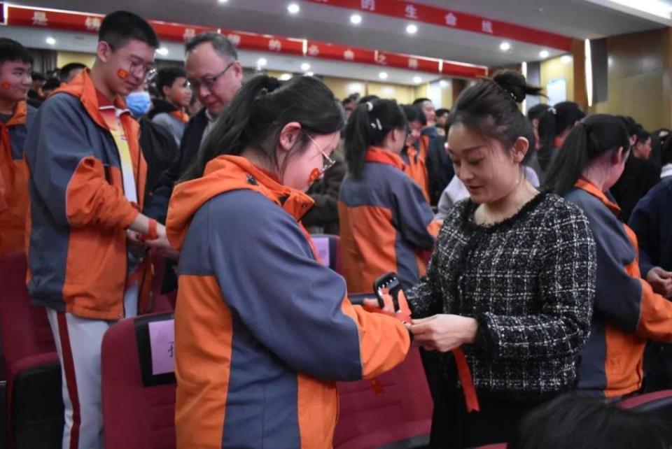 不负时光为梦而战即墨德馨珑湖中学学子中考誓师