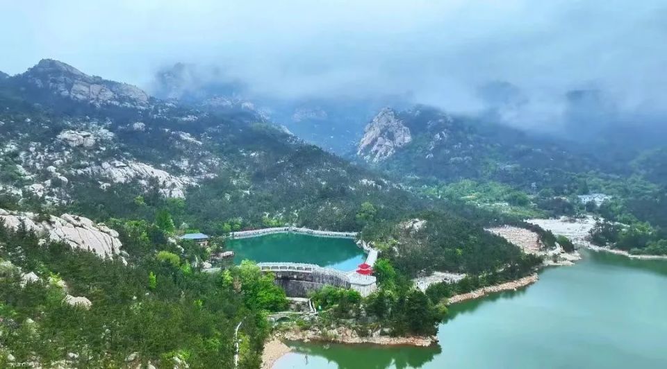 二龙山风景区以山海奇观为风景特色,景区内奇石林立,碧潭清溪,云雾