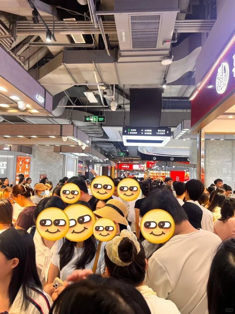 限时优惠:“比菜市场人还多”，金价连日大跌，顾客疯狂涌入，有市场被挤爆；商家：报价已跌破900元大关
