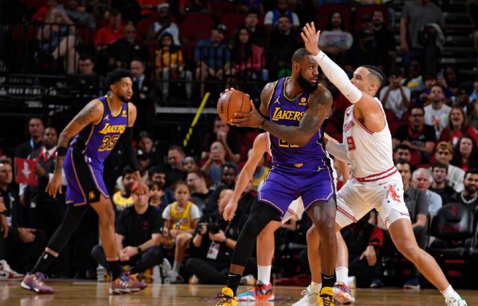 一度领先24分火箭完胜湖人戴维斯因伤缺阵詹姆斯独木难支