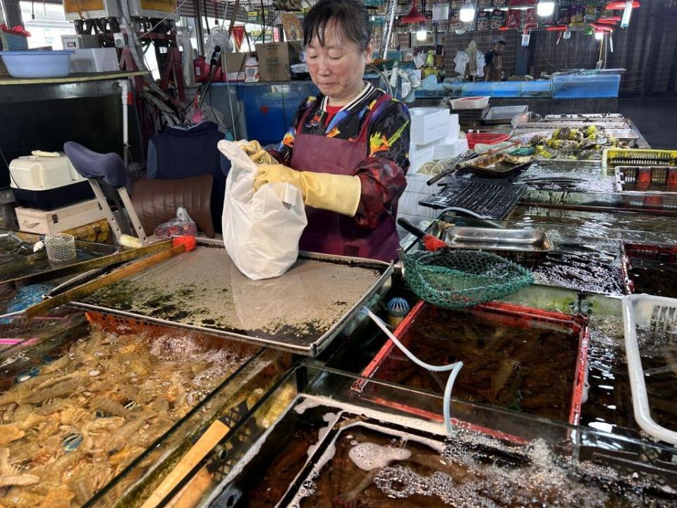 "想吃最好现在买!"鲜虾大量上市,价格未受降雨影响