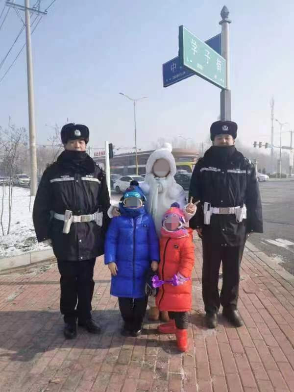 寄回遗失物品救助遇险学生送站外地游客冰城街头上演暖心警事
