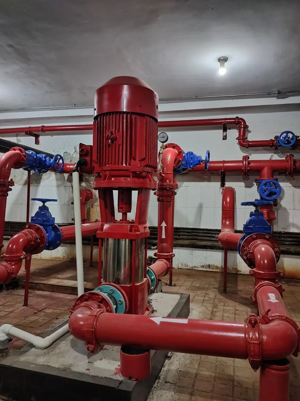 对小区进行检修时发现,公寓部分设施老化,例如大楼配电房电气设备陈旧