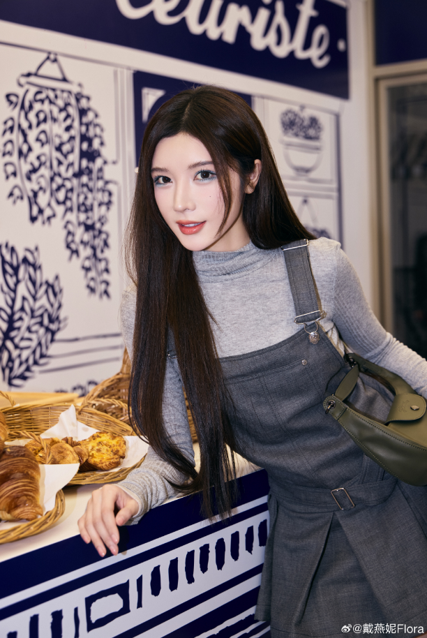 歌手戴燕妮称在去巴黎的路上遭破窗抢劫:"整个作案过程就几秒",副驾