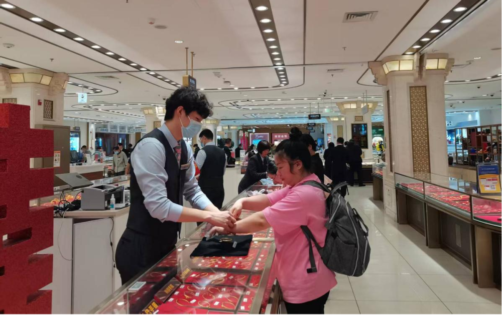 “疯狂”的黄金：多品牌金饰涨破900元／克，有买家急变现