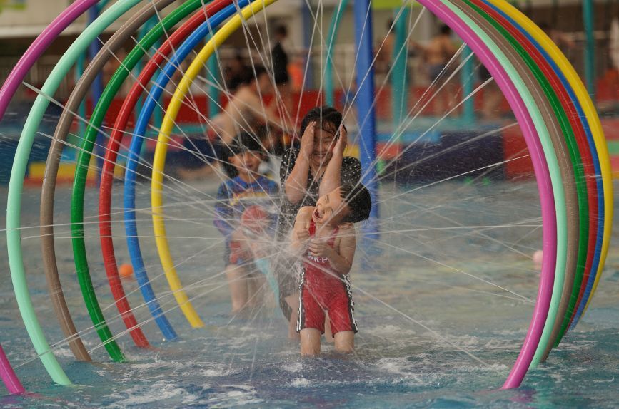 河北迁安:废弃矿山变身"水上乐园 "