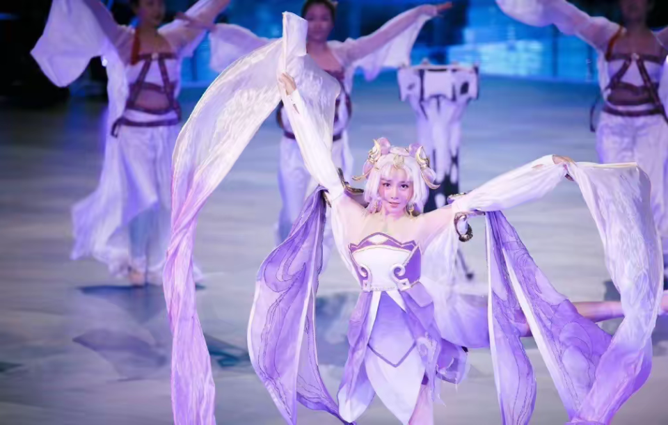 陈小纭cos嫦娥,白发紫衣,犹如仙女下凡,和杨超越风格完全不同