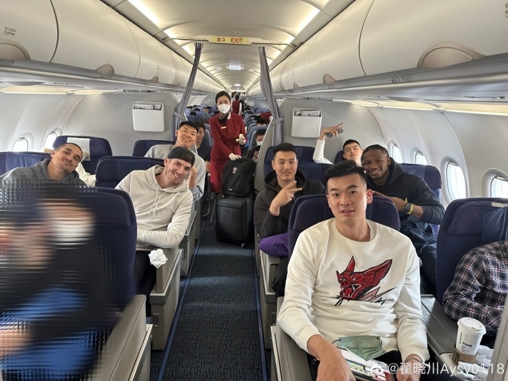 高诗岩招待，朱荣振作陪！辽宁男篮全队受邀晚宴杨鸣展示毒舌一面英语两人对话小故事带翻译2023已更新(新华网/今日)