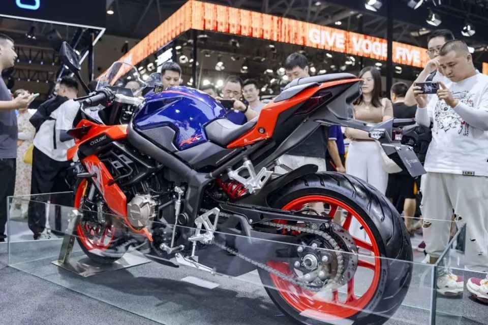 本田650第n1个兄弟也来了赛科龙四缸跑车rc680r正式亮相