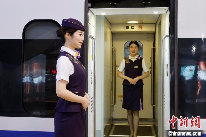 上海:高铁乘务员培训 迎接沪港动卧开行
