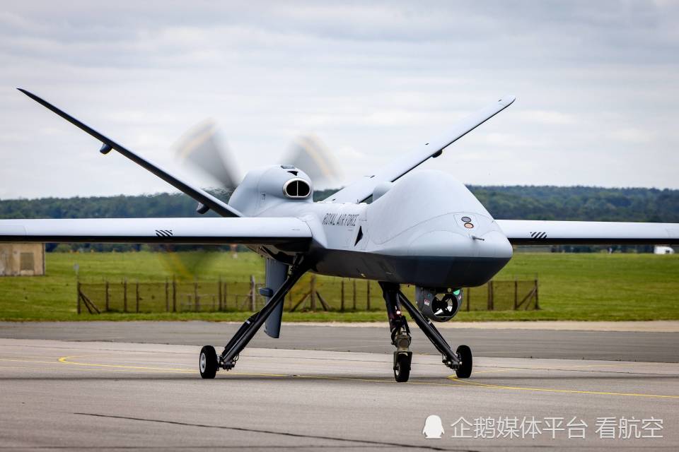 英国皇家空军"保护者"无人机在马勒姆基地降落
