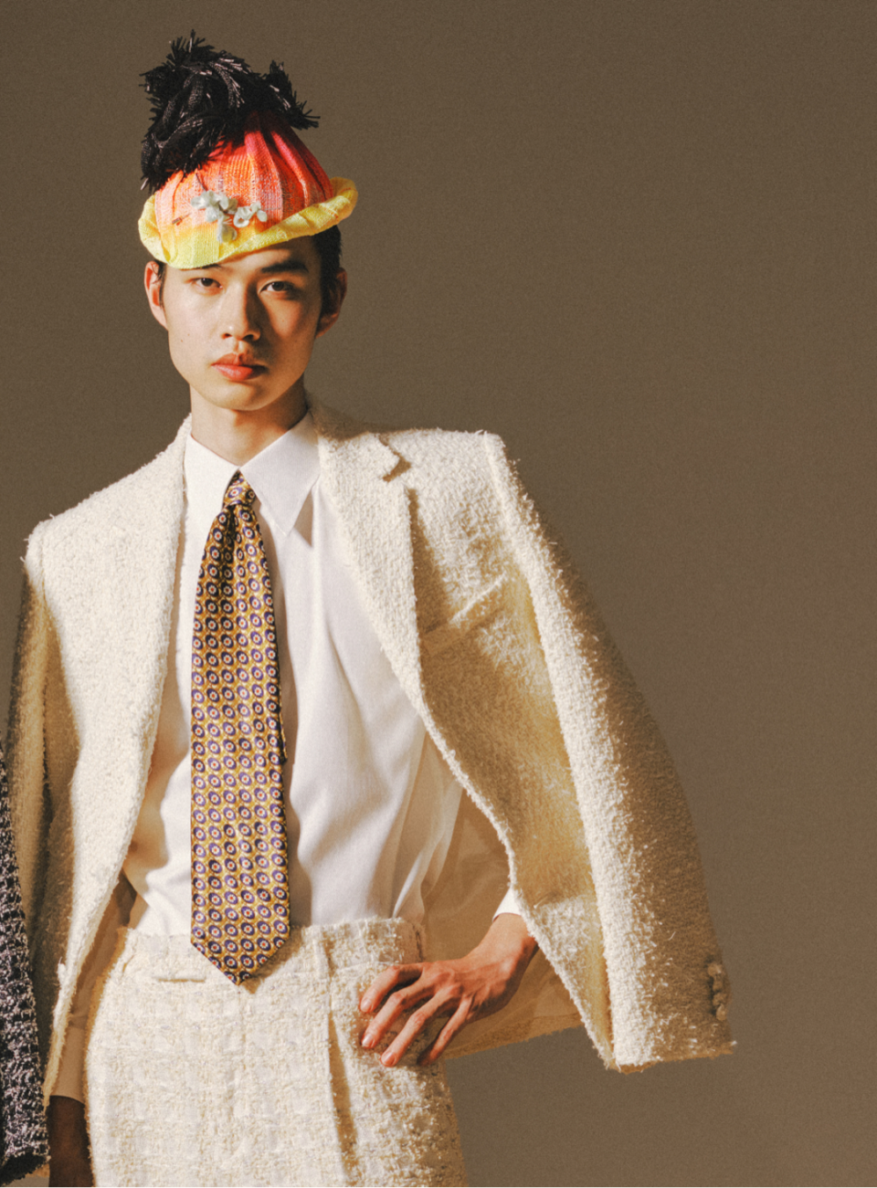 匠人绒花帽(右)白色棉质粗花呢夹克白色粗花呢阔腿裤黄色尼龙无檐便帽