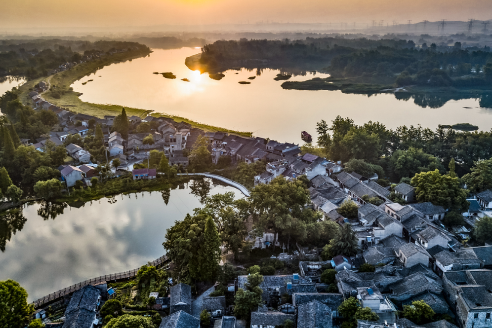 已成小集镇,因其坐落青弋江西岸,故得名"西河",是徽商沿青弋江到芜湖