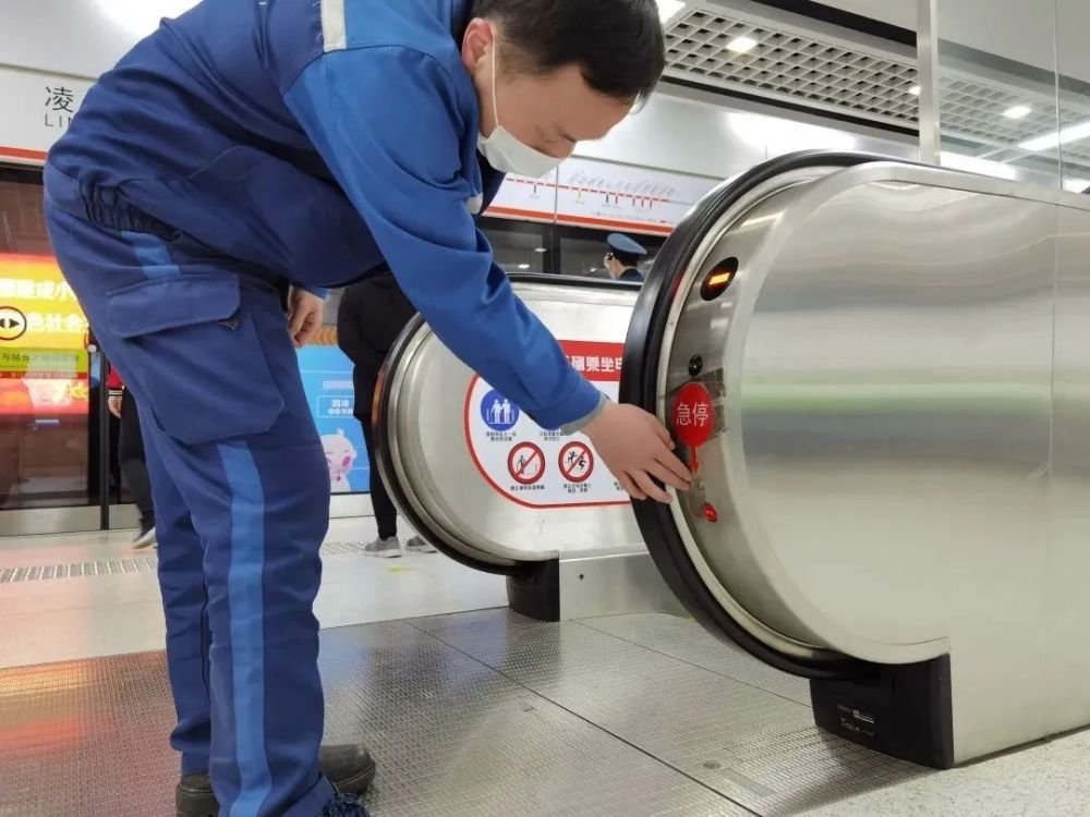 揪心！老人乘扶梯摔倒，危急时刻他们按下了这个按钮