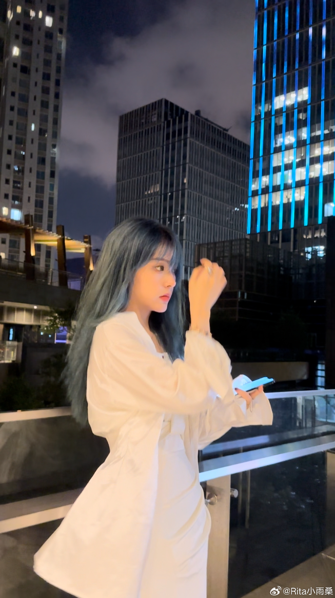 lpl老婆rita蓝发白裙她真的太清纯了