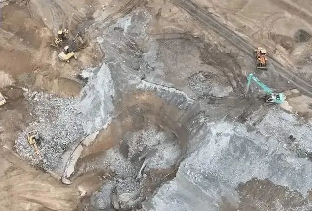 内蒙古一矿业公司治理塌陷区时发生塌陷,4人至今下落不明!