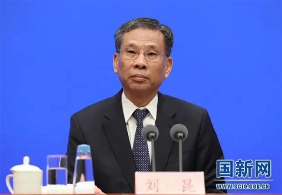 刘昆履新全国社保基金理事会党组书记，曾任财政部部长_腾讯新闻