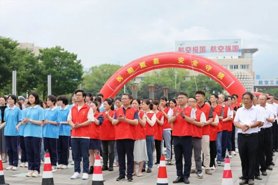 景德镇市举行"拆棚戴盔"万人宣誓承诺暨公益头盔发放仪式