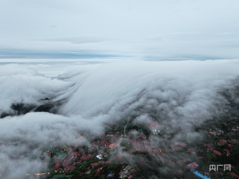 壮观!江西庐山现磅礴壮阔瀑布云