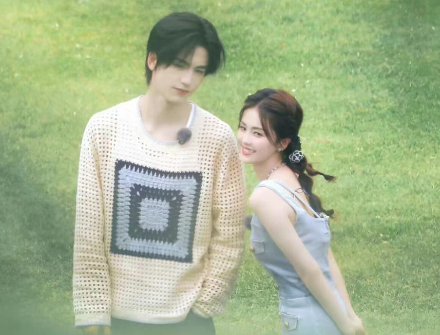 白鹿张凌赫合体录节目,张凌赫下意识动作,爱与不爱很明显_腾讯新闻