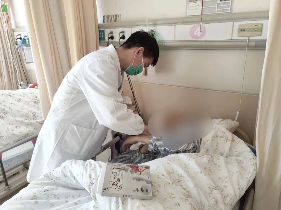 癌症终末期患者王阿婆(化名)入住长征镇社区卫生服务中心安宁疗护病房