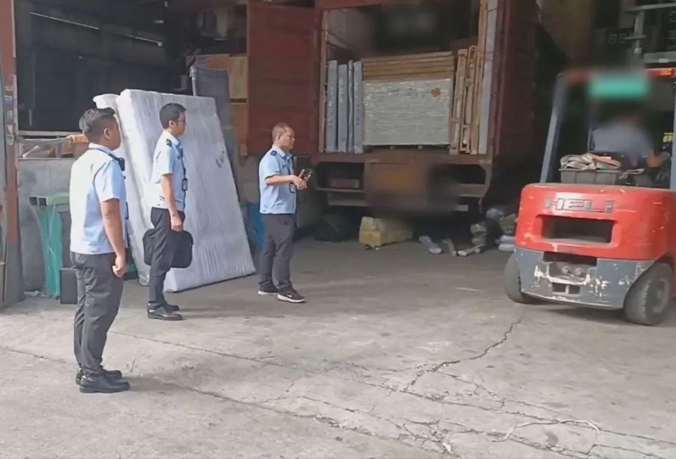 南海狮山特种设备安全事关人民群众生命财产安全和社会稳定近日，狮山市场监管所对多起特种设备违法违规案件作出结案决定通过严排查，强监督，重宣传及时消除安全隐患为辖区安全生产形势稳定提供有力保障佛山市跃某新材料有限公司使用未取得叉车作业资格案前期，狮山市场监管所执法人员在对佛山市跃某新材料有限公司的检查中发现，该公司在用的两台叉车存在未按规定办理使用登记的情况，且叉车作业人员未按照规定取得相应资格证书。