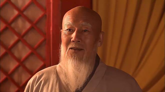 这意思就是袁珙说姚广孝的面相比较奇异,三角眼,面容如病虎,生性必然