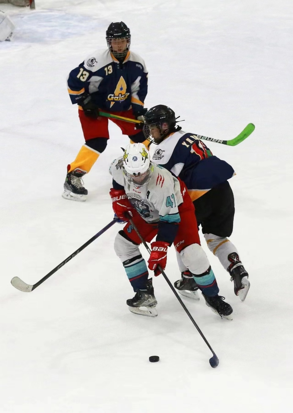 再掀"冰球旋风"  第四届北京冰球公开赛拉开战幕