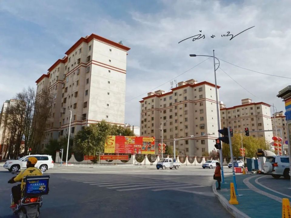 实拍拉萨新城区,高楼林立,现代时尚,这还是你想象中的西藏吗?