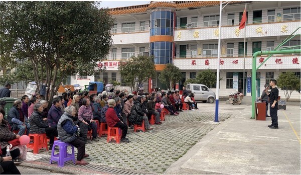 欢笑声不绝于耳,参与者们分组参加吹蜡烛,贴壁纸,加珠子,双龙运输