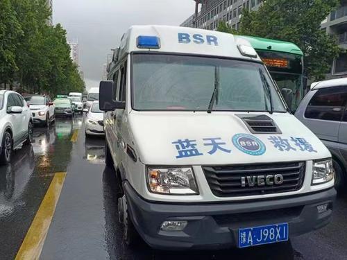 为了及时帮助因积水受困的人员车辆,金水蓝天救援队克服雷雨天气影响