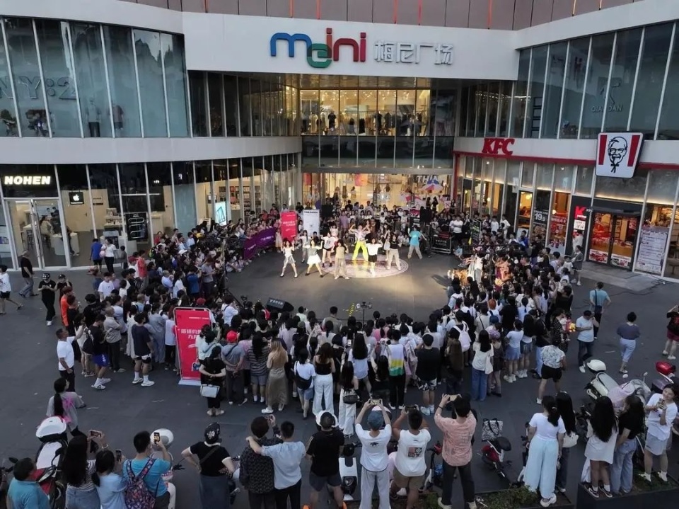 8月2日晚,桑植县梅尼广场前汇聚了上百名街舞爱好者,用热血的舞步为