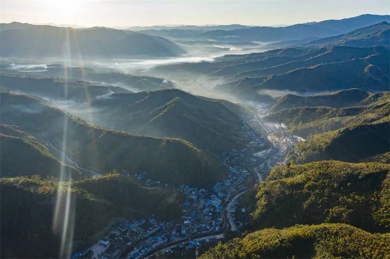 大姚昙华山景区昙华山景区森林茂密,奇峰竞秀,巍峨雄伟,系百草岭群峰