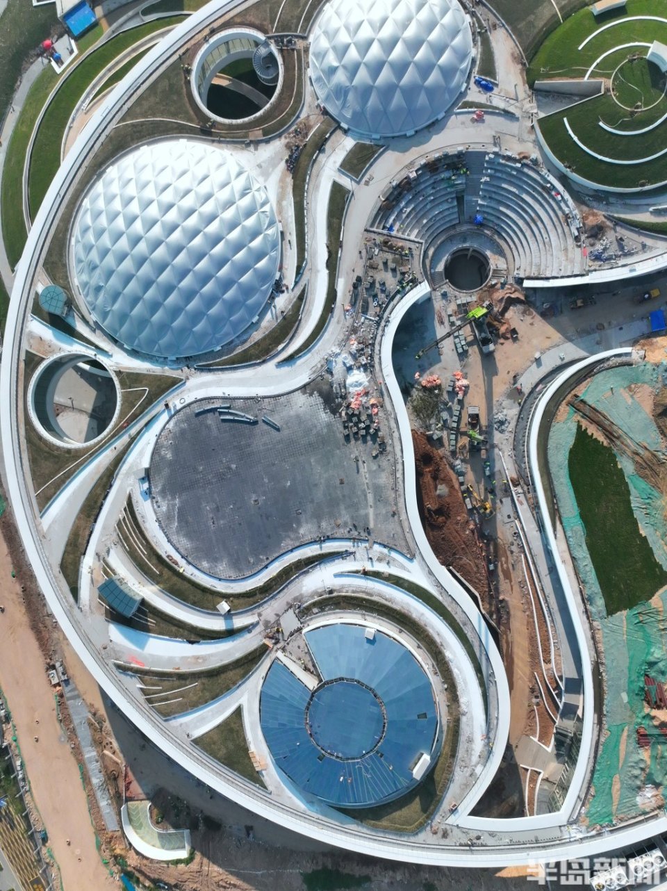 青岛虚拟现实创享中心整体设计以"平行世界"为理念,采取"飞碟造型"