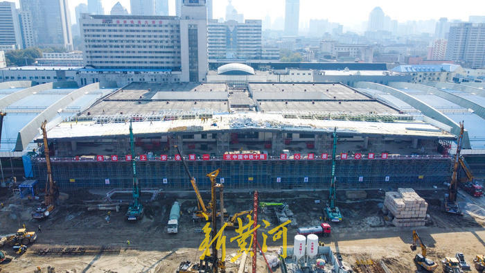 11月14日,记者在济南火车站北广场看到,广场南侧部分区域安装了施工