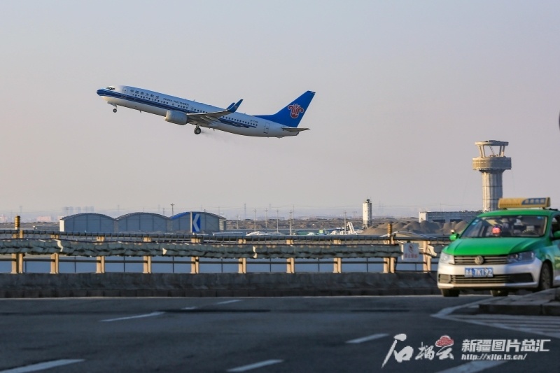 一架客机从乌鲁木齐地窝堡国际机场起飞(资料图).