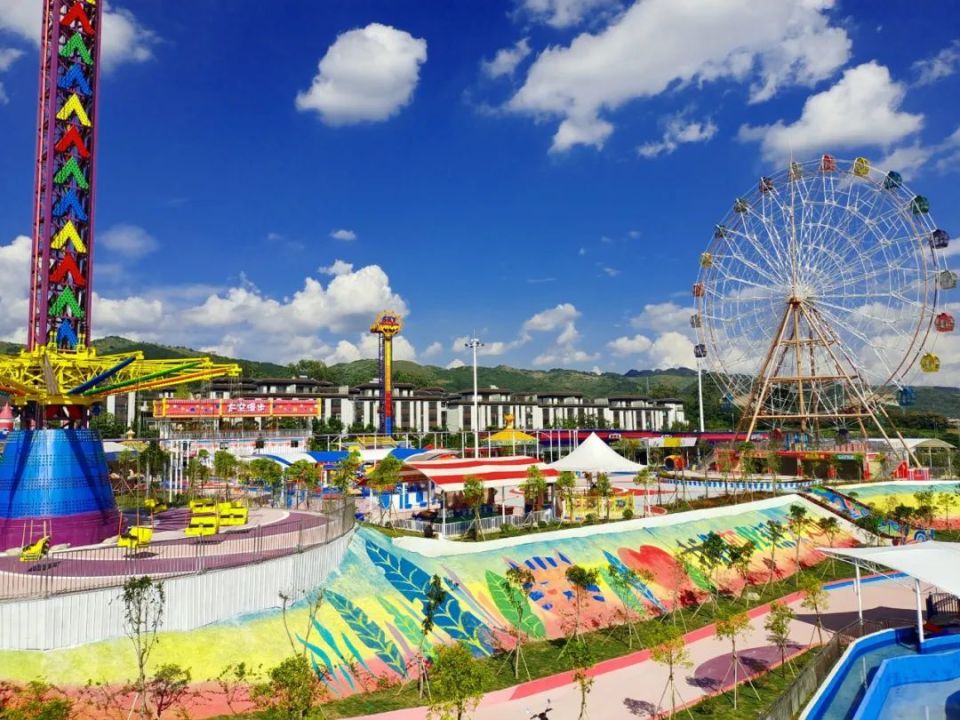 文山首台四环过山车中秋带你"飞"_腾讯新闻